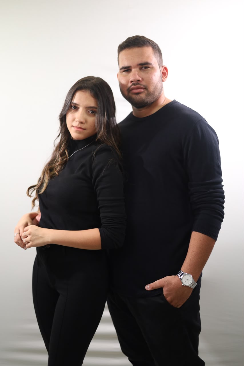 Os fundadores da JR Marketing, vestidos de preto, em foto de estúdio